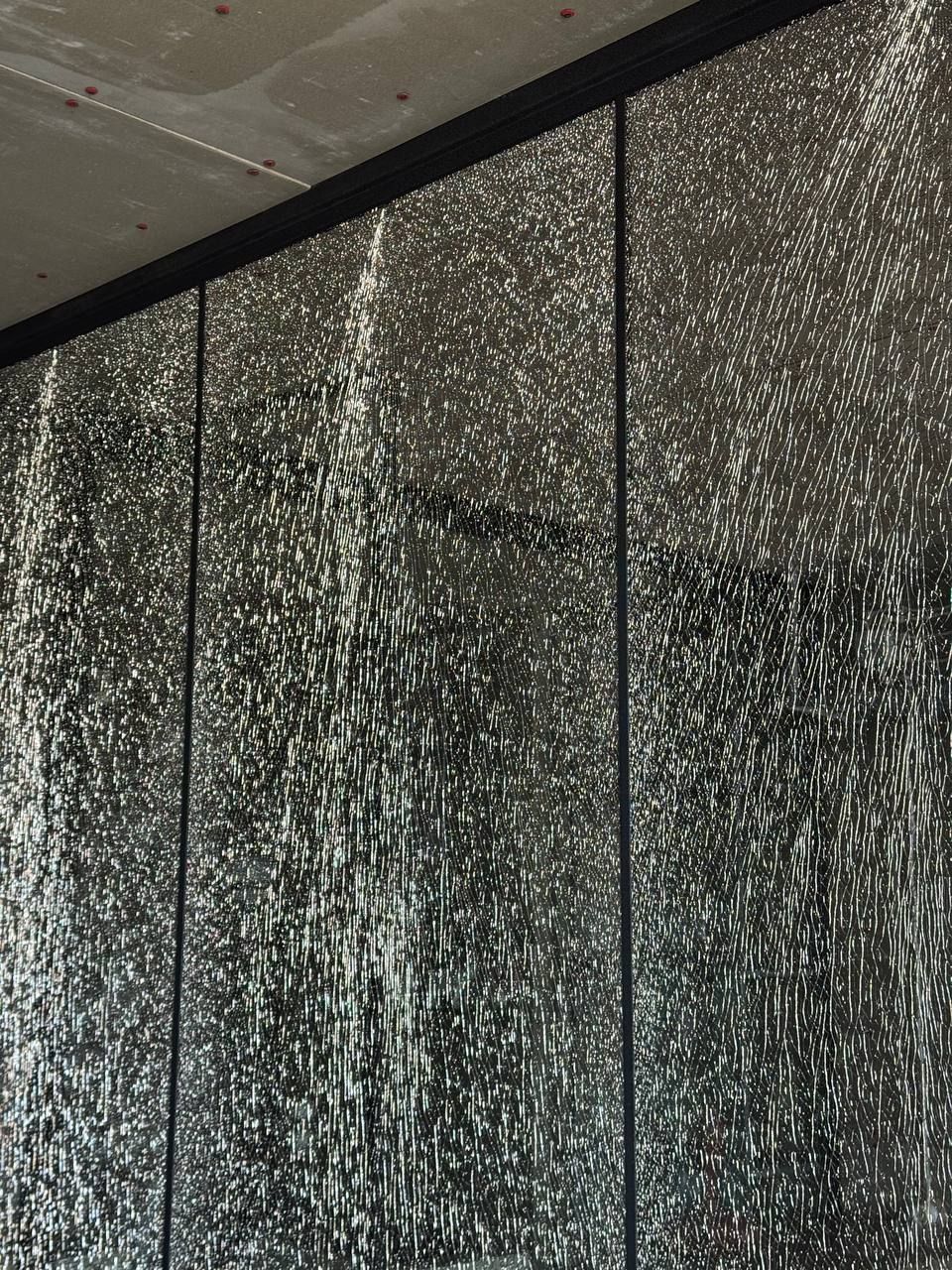 Partition with swing doors in triple “cracked ice” laminated glass — photo 1