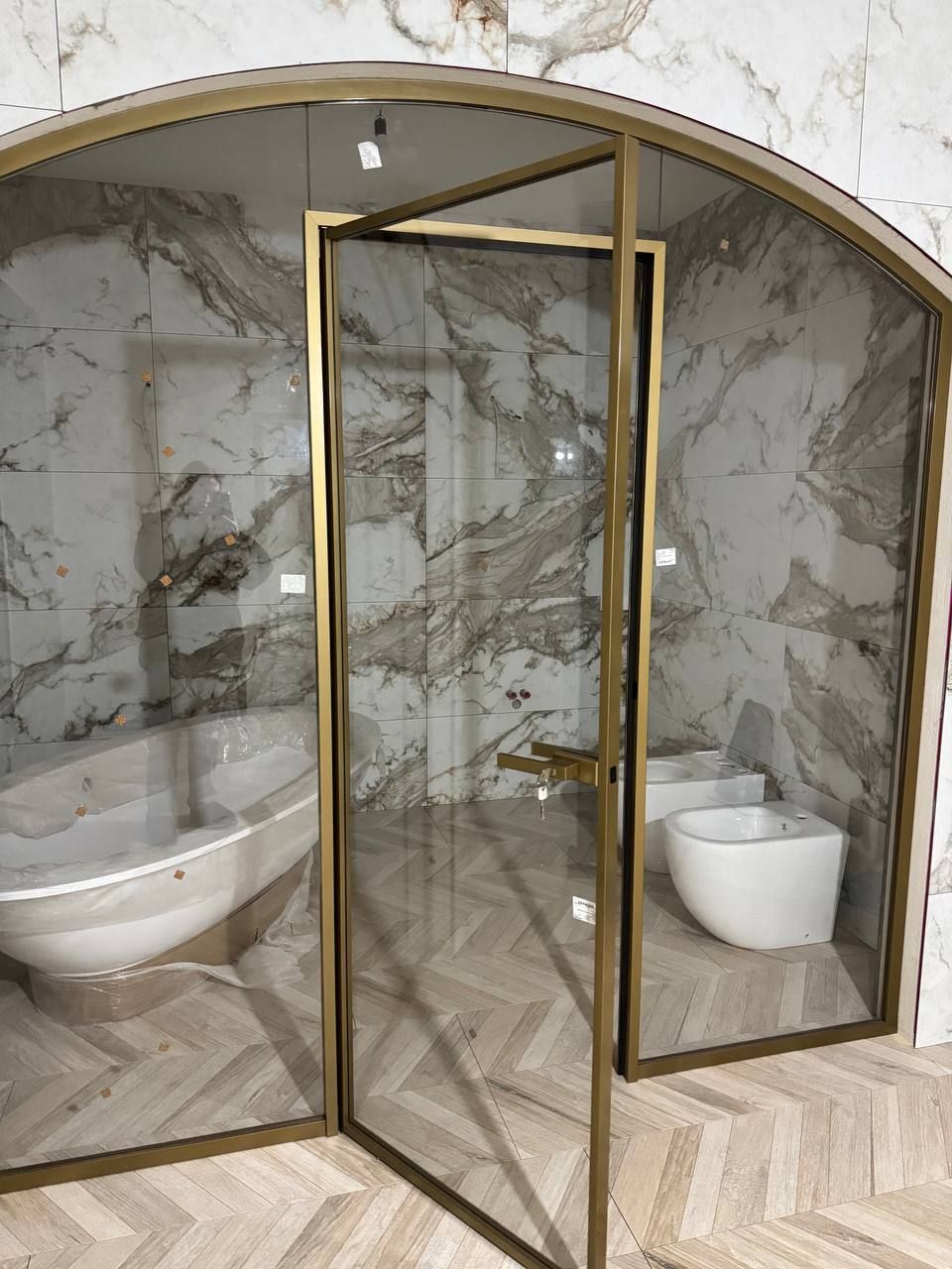 Arched glass partition between a room and the bathroom in a painted profile — photo 1