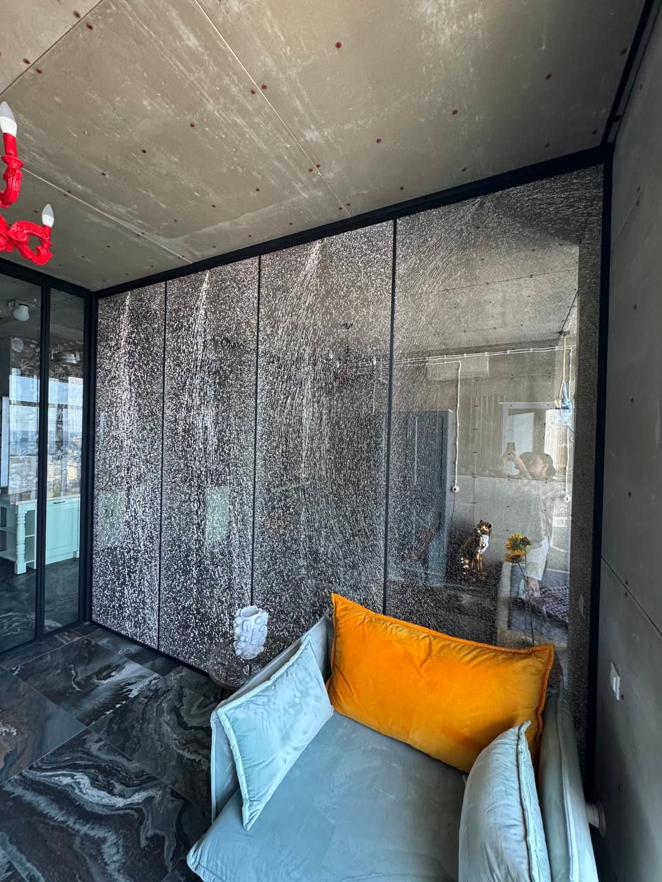 Partition with swing doors in triple “cracked ice” laminated glass — photo 3