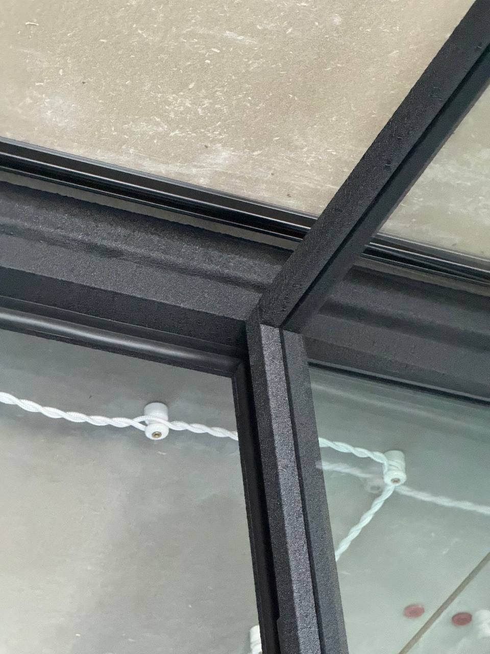 Partition with swing doors in triple “cracked ice” laminated glass — photo 4