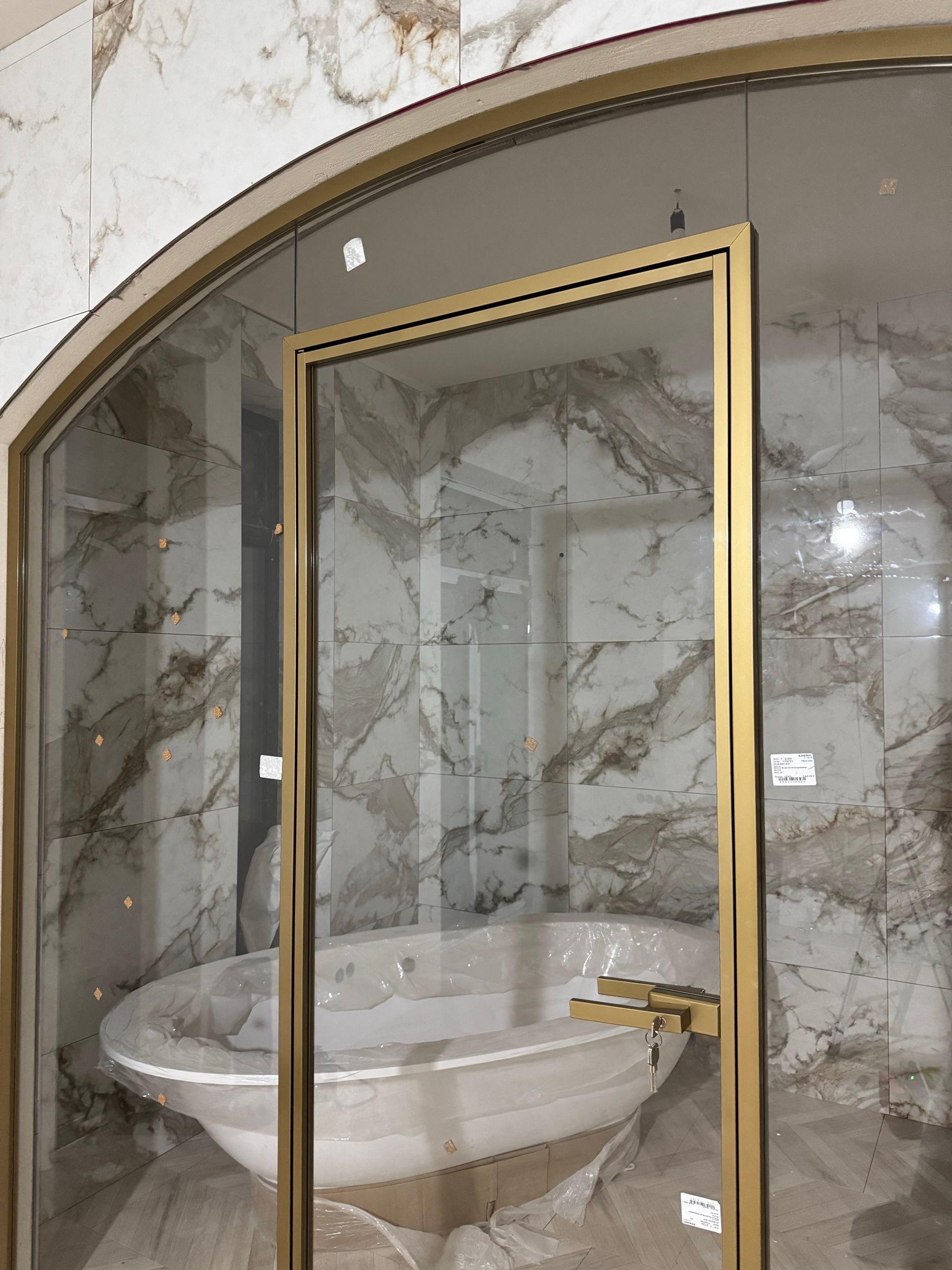 Arched glass partition between a room and the bathroom in a painted profile — photo 4