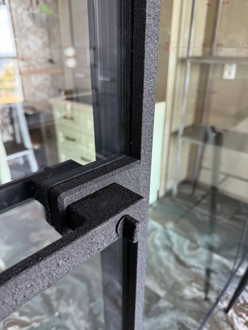 Partition with swing doors in triple “cracked ice” laminated glass — photo 5