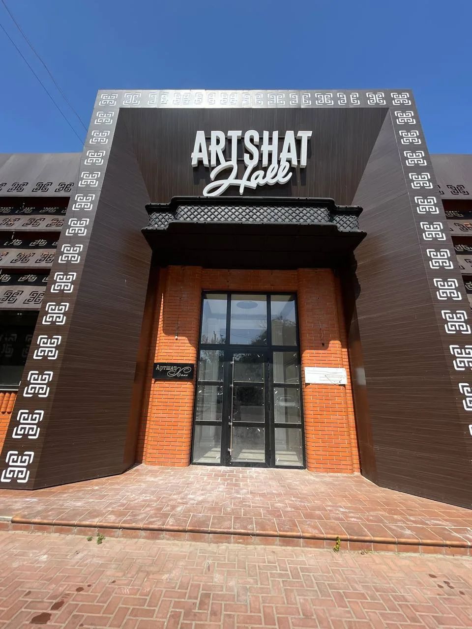 Entrance of the Artshat restaurant in Odesa with glazed aluminium doors
