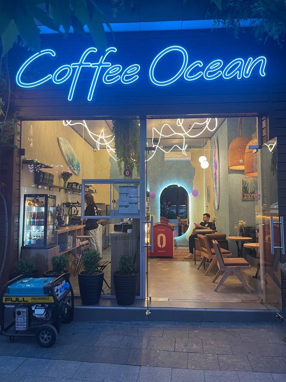 Стеклянный фасад кофейни Coffee Ocean в Одессе, через который виден интерьер